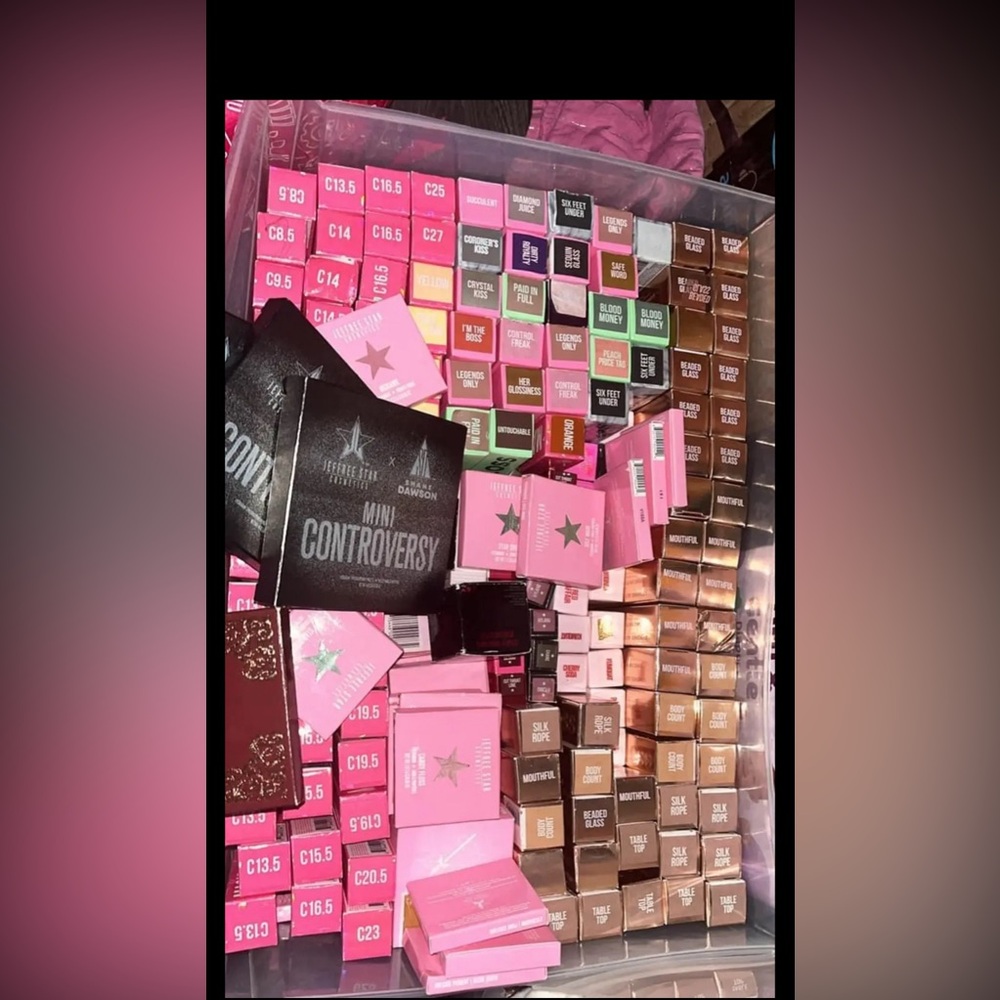 Jeffree star bundle
55 lipglosses
40 concealers
Over 150 pieces see pictures